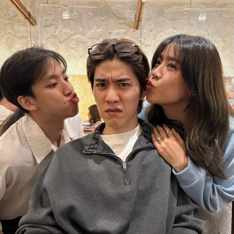 เอนดุ น้องพีพีบอกพี่เพชรไม่ค่อยบอกเรื่องแฟน แต่ล่าสุดจะพยายามพาแฟนมาเจอ จะแต่งงานก็มาถามก่อนป๊าม๊าอีกว่าแต่งงานได้มั้ย เจ่เจ้กลัวน้องชายน้อยใจหนิ นึกถึงรุปนี้เลย ให้น้องรุ้ถึงแต่งงานก้ะรักเหมือนเดิมง่ะ ฟีลเวลามีลูกคนที่สองละติดป้ายหน้าห้องว่าให้ทักลูกคนแรกก่อนนะ งี้เลย🤏🏻 #ppkritt