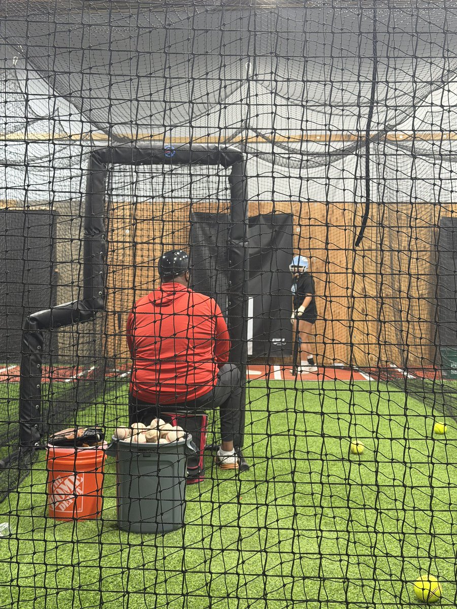 IsabellaLGSB's tweet photo. Friday night at the cages. https://t.co/FmqOKavXLR