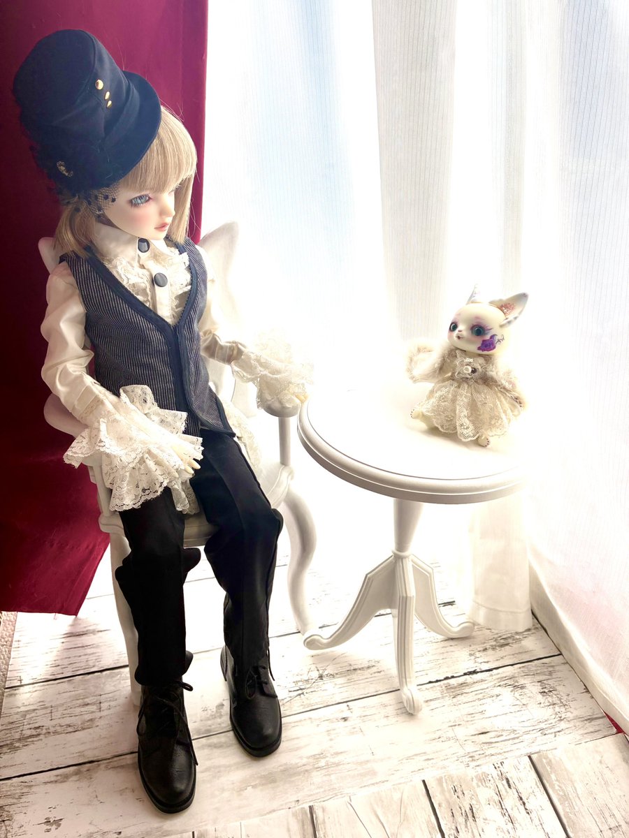 wolf8singe's tweet photo. 超久しぶりにドール撮影！
アトリエTOU様@ateliertou さまの｢恋の季節｣チェアとタコ足テーブルお迎えしました☺️💕猫耳と向かい合った猫モチーフがとっても可愛いです"(∩>ω<∩)"🐈‍⬛🎀
 #アトリエTOU https://t.co/XjZmOB1Jh5