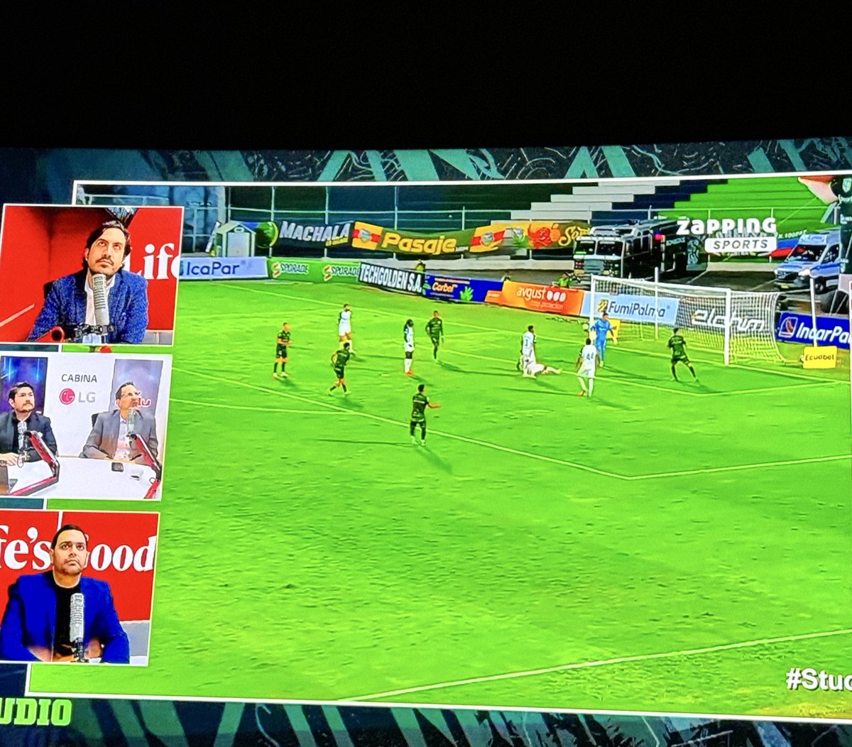 fxmino's tweet photo. @jamolestina @RadioDibluFM @StudioFutbol @zapping_ecu Saludos Jose Alberto! Viéndolos x @zapping_ecu 
El futbol que mas nos gusta is back!! ⚽️💥 https://t.co/nmPODYVLSv