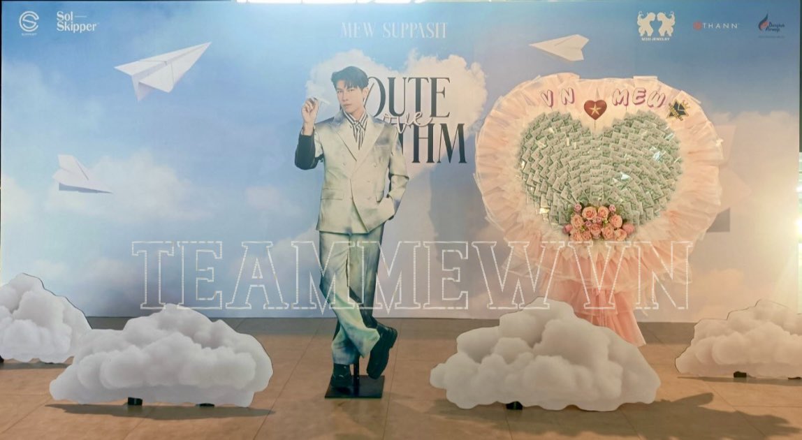 LynhMew's tweet photo. 🎂 HAPPY BIRTHDAY 🎂  @MSuppasit 

🎁 FORM VIETNAM🎁 

@Hanh_Helen1205 @LynhMew 🙏🫶🏻
MEW ROUTE LOVE RHYTHM

#RouteLoveRhythm
#MewSuppasit
#มิวศุภศิษฏ์ https://t.co/QqT2GKrixV