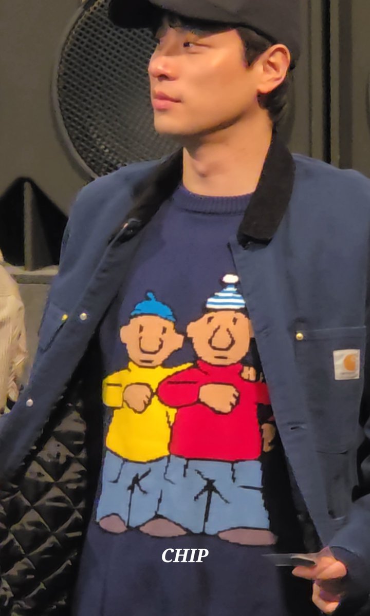 자켓 열고 자랑하는게 귀여웠음 
진짜귀엽다 저도 티 사주세요
?