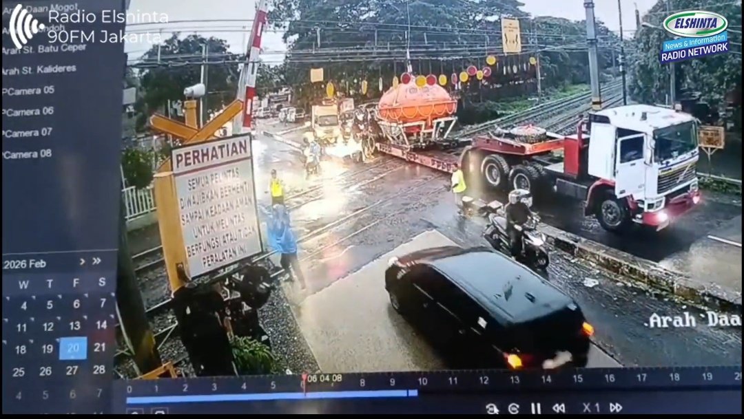 Sense of danger mobil hitam ini dongo parah, untung masih slamet lu, ketinggalan 5 detik aja kegoblokan lu jadi meninggoy

Berita Kecelakaan kereta komuter Bandara - Tangerang yang menabrak kontainer muatan perahu sekoci