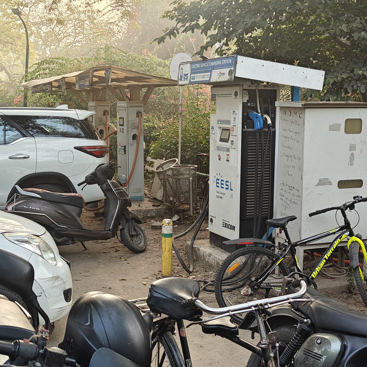WeekendInvestng's tweet photo. This is ONE EV Charging Point at Lodhi Garden entrance.

 Scribbled "Side mein lagayein nahi to puncture kar diya jayega." 

Still no one cares.

And this is the most premium location in Lutyens Delhi managed by a municipality which has no dearth of resources. 

Our administration and users both are illiterates