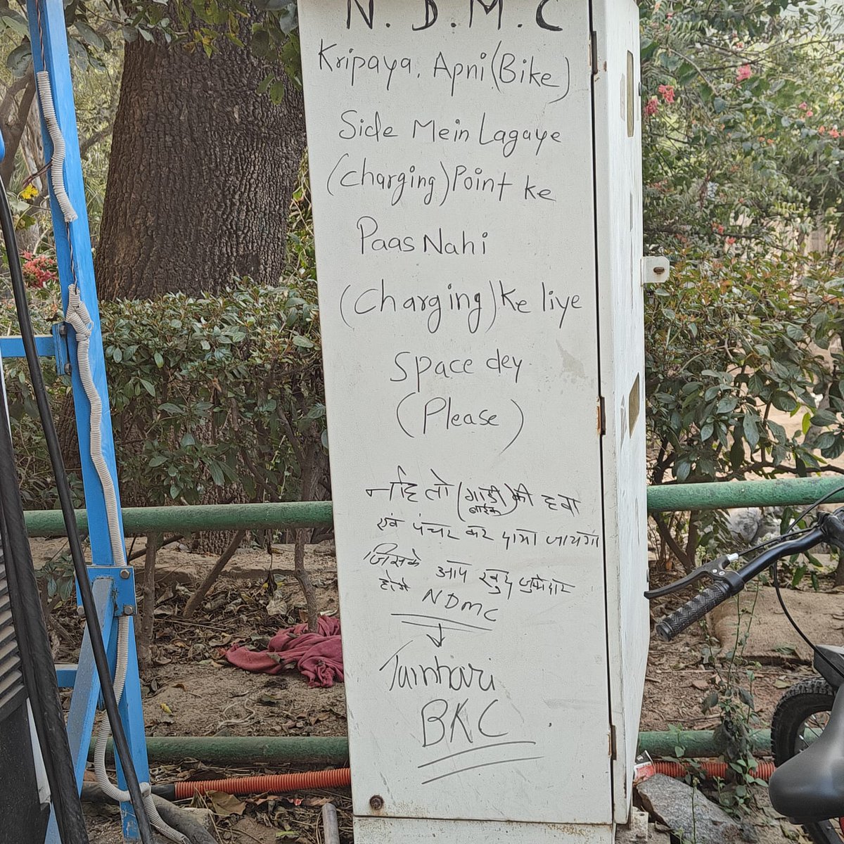 WeekendInvestng's tweet photo. This is ONE EV Charging Point at Lodhi Garden entrance.

 Scribbled "Side mein lagayein nahi to puncture kar diya jayega." 

Still no one cares.

And this is the most premium location in Lutyens Delhi managed by a municipality which has no dearth of resources. 

Our administration and users both are illiterates