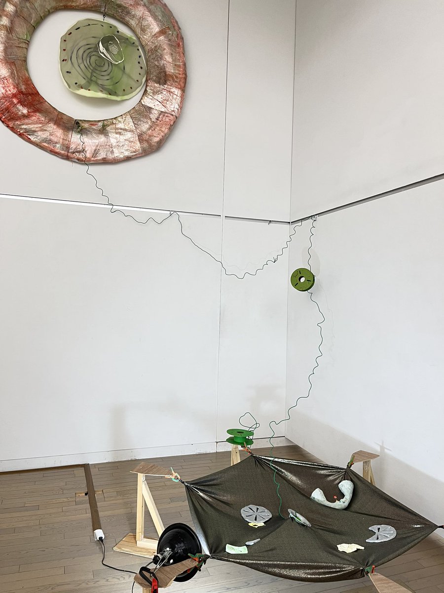 megmagood's tweet photo. 国立新美術館

『2025年度第49回　東京五美術大学　連合卒業・修了制作展』
（〜3/1(日)まで　入場無料　※2/24(火)は休館）

三女の大学卒業制作作品の展示があります。

＃インスタレーション（空間美術）です。

あたこちの美大作品がぎゅっと詰まった素敵な展示です。

#美大卒展
#５美大 https://t.co/j8M28jk6KF