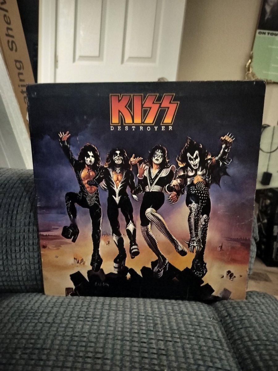 Kiss - Destroyer

Their fourth album from 1976, but first produced by Bob Ezrin.

#70s #70srock #paulstanley #genesimmons