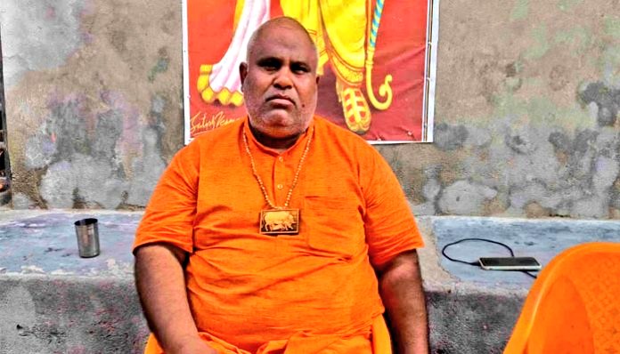 हरियाणा | नूंह हिंसा के आरोपी/गोरक्षक बिट्टू बजरंगी को दुल्हन नहीं मिली। बिचौलिए ने 1.20 लाख रुपए लेकर रिश्ता करवाया। बिट्टू बजरंगी बारात लेकर अलीगढ़, यूपी के मंदिर में पहुंचा। वहां न दुल्हन मिली, न बिचौलिया। सबके मोबाइल बंद थे। बिट्टू ने प्रदीप, बंटी और लक्ष्मी के खिलाफ FIR