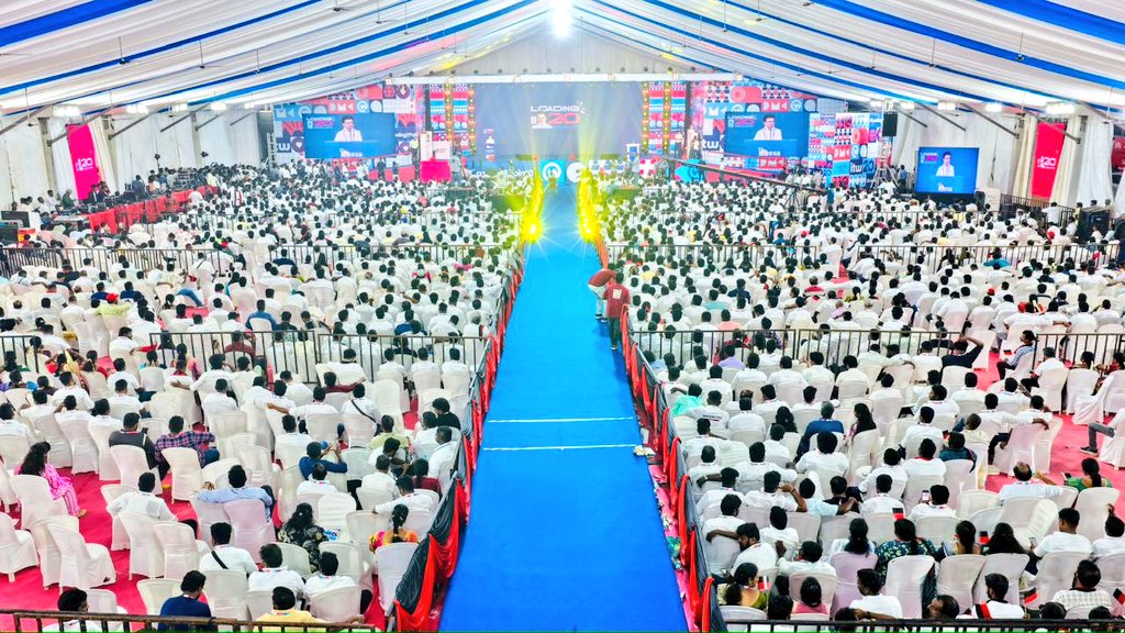 MrElani's tweet image. நேற்று நடந்த #Loading2Point0  சமூக வளைதள மீட்ல கலந்துகிட்ட 5000க்கும் மேற்பட்ட தன்னார்வலர்கள் அனைவரும் இளைஞர்கள் .. பொது இடங்கள்ள எப்படி சுய ஒழுக்கத்தோட கட்டுக்கோப்பா நடந்துகனும்றத தவெக கட்சி தறுதலைகள் முதலில் கற்றுக்கொள்ள வேண்டியது இதைத்தான். 
Don't even compare DMK gentlemen