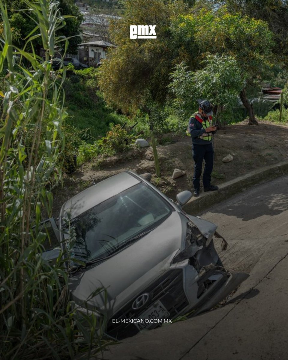 #Tijuana | Fuerte choque deja a conductor inconsciente en la colonia Chihuahua.
El vehículo de plataforma terminó al borde de un desarenador tras ser impactado por otra unidad que se dio a la fuga. #eMX #Noticias #Accidente #SeguridadVial #Uber #ColoniaChihuahua