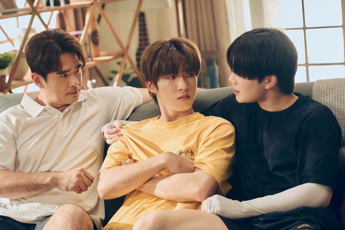 เรื่องย่อ ด้วงกับเธอ EP.4

การได้ขึ้นคอนโด “เธอขา” ครั้งแรกทำ “ด้วง” ลั้นลาขั้นสุด จนกระทั่งรู้เรื่องราวของตุ๊กตาหมีสุดคิวท์ในห้อง “ฉิน” ทำให้ “ด้วง” ใจฝ่อได้ทันที 

ช่วงปิดเทอม “ด้วง” ทุ่มเทเวลากับการซ้อมเต้นอย่างบ้าคลั่งให้สมกับที่รับปากกับ “ฉิน” ไว้