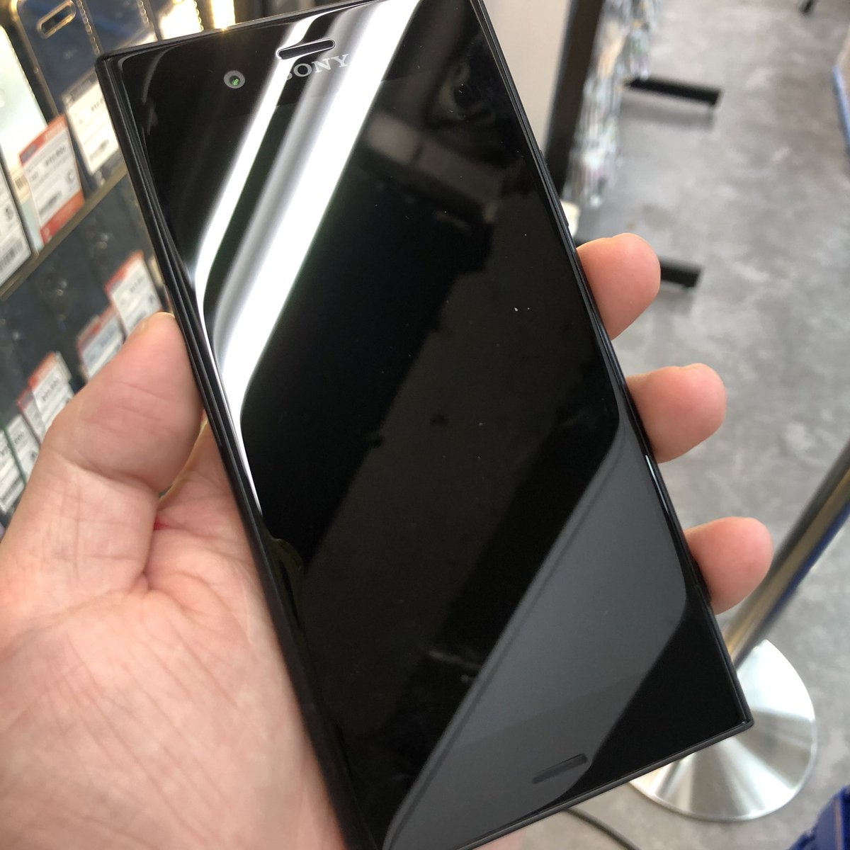 香港版 Xperia XZ1入荷しております！ デュアルsim対応！ 状態も良さげ