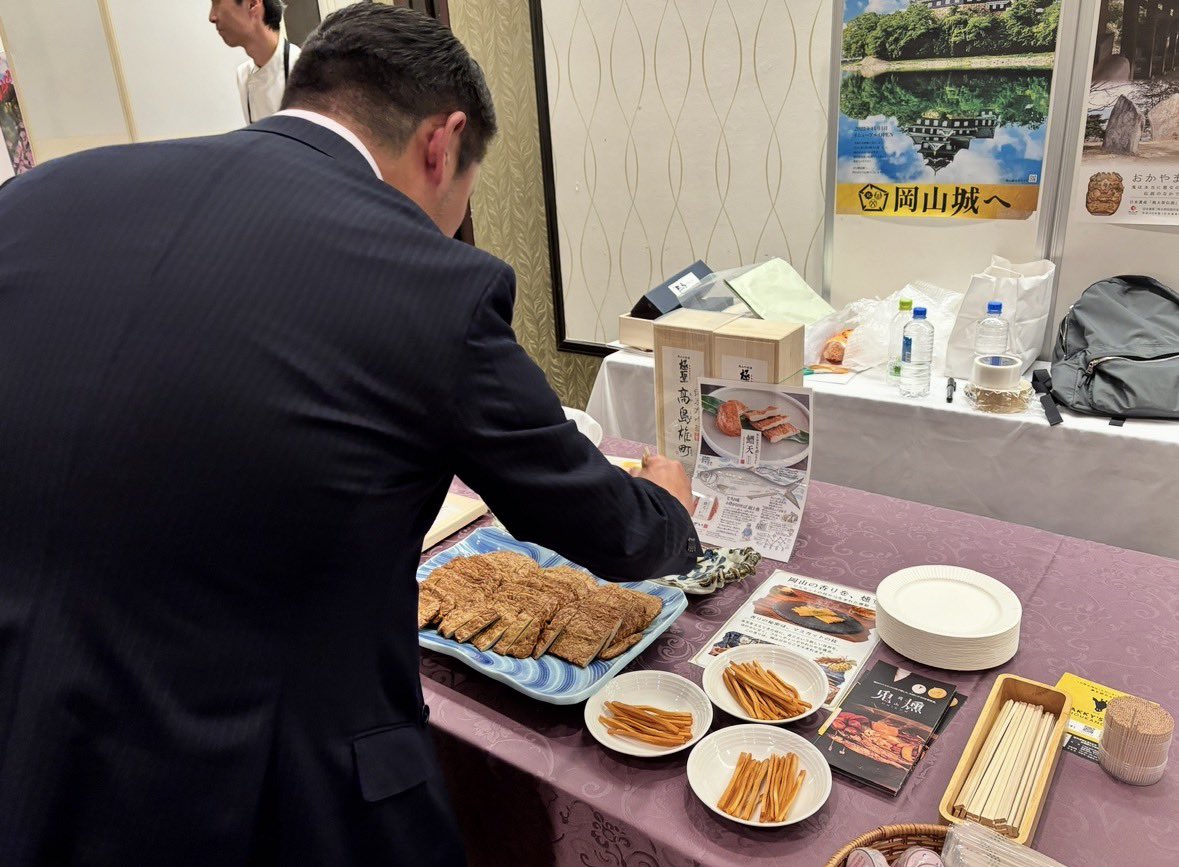 先日、大阪にて開催された
「晴れの国おかやま観光
　プレゼンテーション2026」にて

岡山鬼燻（KAKKY’s BAR）の燻製を
会場でご紹介いただきました。

岡山のマスカットの枝で燻した燻製を
多くの方に知っていただけたこと、
心より嬉しく思います。

本当にありがとうございます。