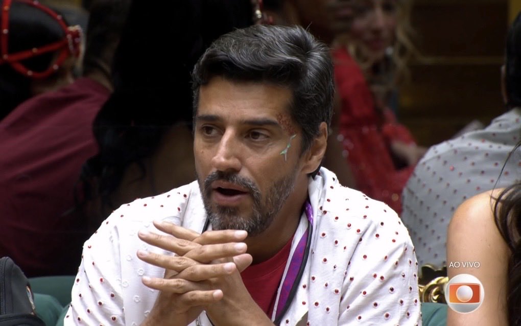 Anadoqwt's tweet image. A discrepância é gritante: fora do ao vivo, o cowboy praticamente dirige o discurso dos aliados, já no ao vivo, surge o alberto( bom moço), todo manso e cheio de doçura a estratégia é óbvia e recicla direitinho o mesmo jogo lá do BBB7.