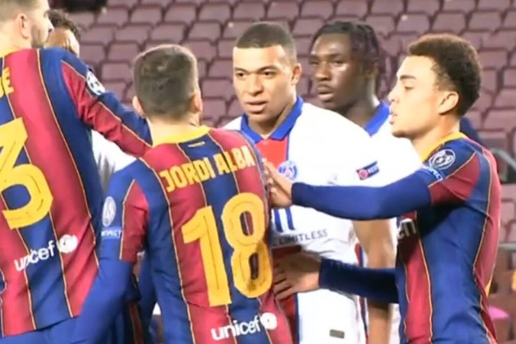 Como olvidar cuando Mbappé dijo "en la calle yo te mato" a Jordi Alva y la UEFA no lo sancionó porque aun no existía el "protocolo anti-amenazas de muerte" jajaja