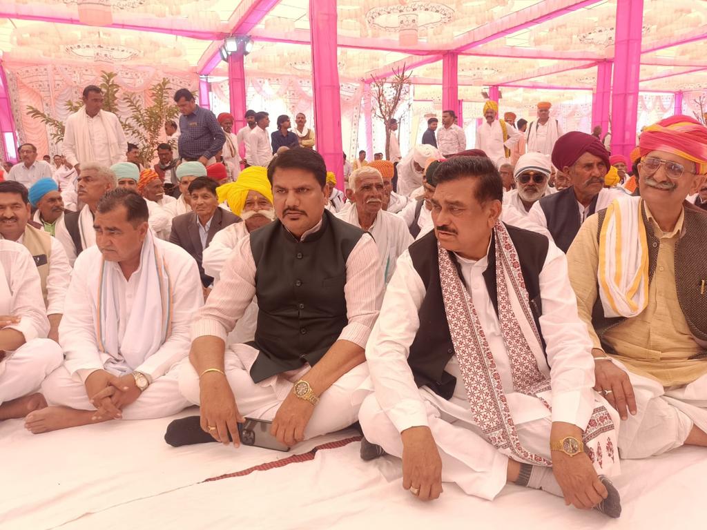 अपनों के साथ खुशियों में शामिल हुए.
 बड़ागांव खेड़ला पहुंच कर डॉ विक्रम सिंह गुर्जर जी के पुत्र के विवाह समारोह में शामिल होकर नवदंपति को शुभकामनाएं प्रेषित की ।
वहां उपस्थित फागणा हवेल्या गुर्जर समाज के पंच पटेलों द्वारा किये गये मान-सम्मान के लिए तहदिल से आभार ।
#drbhavimeena