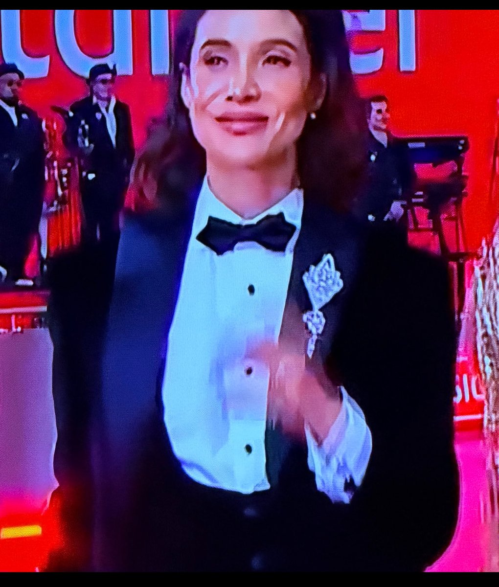 jorgeogaz's tweet photo. Elegante Di Mondo  #GalaViña2026
😂😂😂 https://t.co/WkNP2dI86s