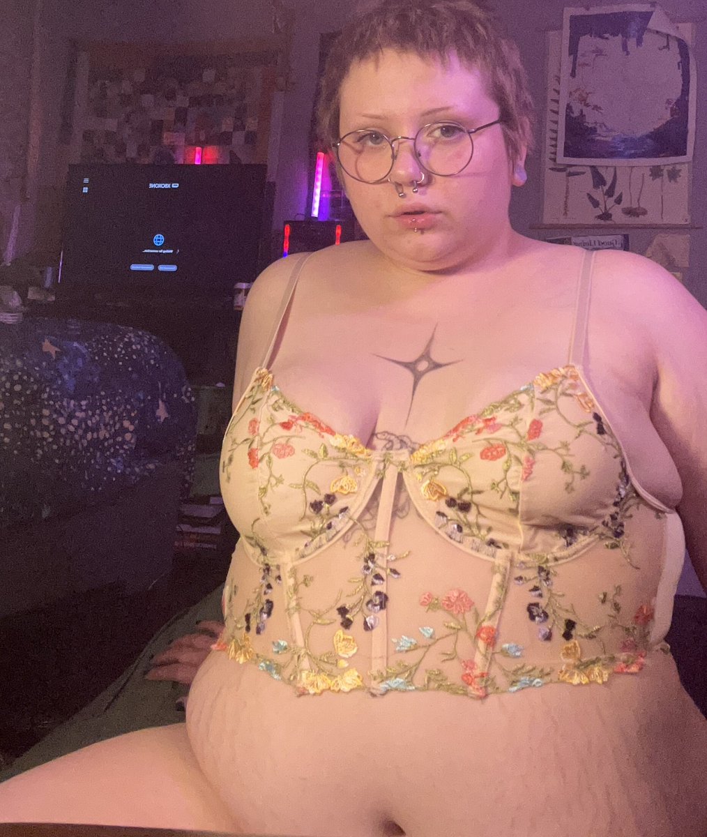 Naominymph420's tweet photo. New content on sale hmu baes https://t.co/4fDdemmZ2X
