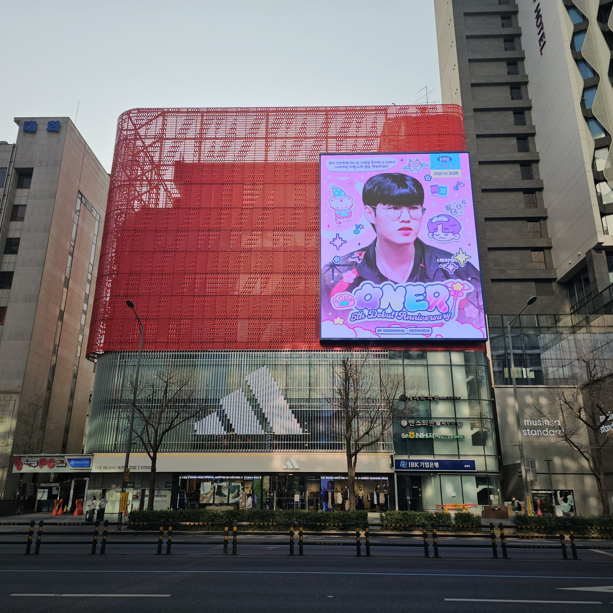 stavocie's tweet photo. 𝐎𝐍𝐄𝐈𝐑𝐈𝐂 - Oner 5th Debut Anniversary Project

𝑳𝑬𝑫 𝑶𝑵 𝑩𝑶𝑨𝑹𝑫

Time: 2026.02.21
Location: 홍대 스칼렛빌딩 전광판 
서울특별시 마포구 양화로 148

✩ 𝐇𝐀𝐒𝐇𝐓𝐀𝐆:
#OneiricMoonlight
#찬란한달빛 
#오너_데뷔_5주년

By Oneriginal - @stavocie￼
@0nerren0 #ONER #오너 https://t.co/lZtgxZEX5D