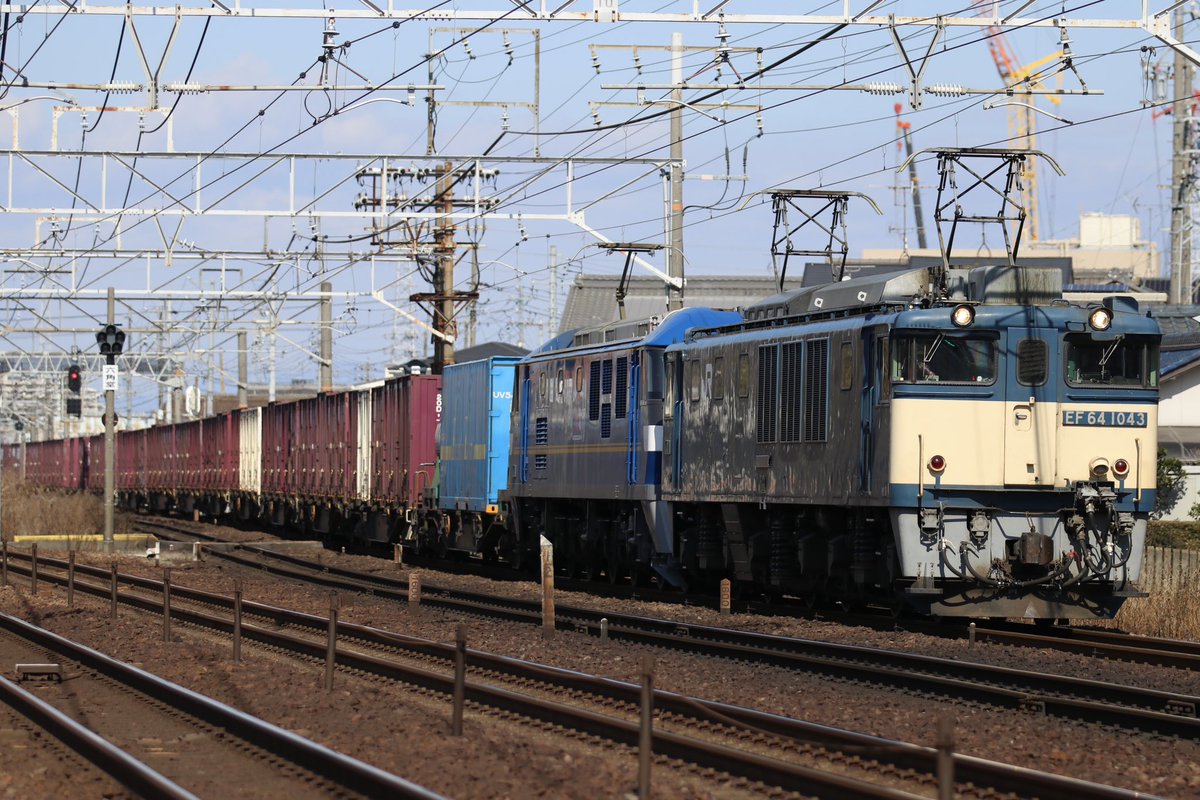 2026.02.18
3091レ　(コンテナ)
EF64-1043
+EF210-377

稲沢~清洲にて

久しぶりにこの場所で📸🚂
機関車のパンタグラフが電柱と被らないよう撮る分には容易な場所ですが、
遠くの方にいるクレーンまで避けようとすると大変でした🏗️🏗️💦笑