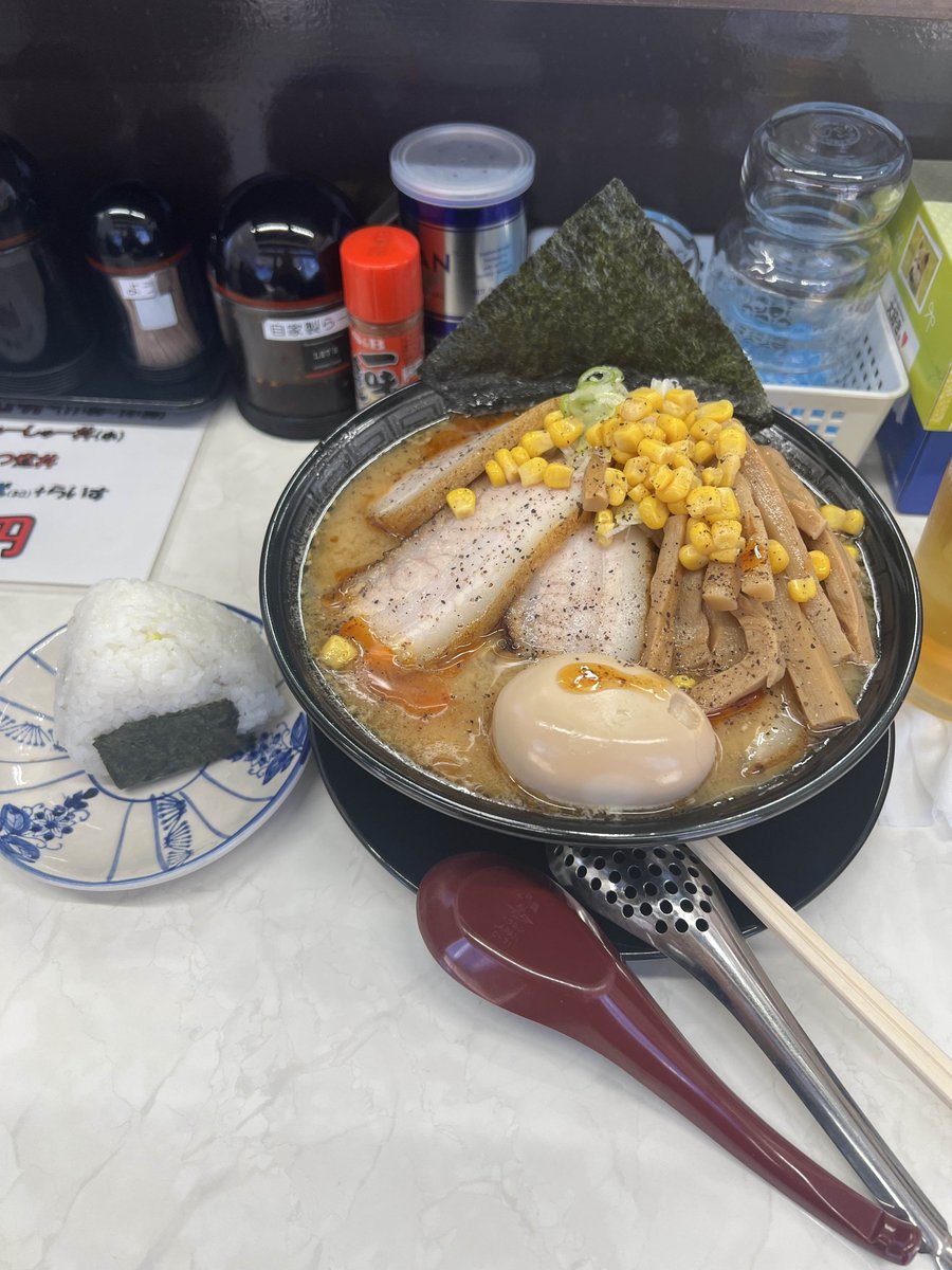 カレンダー通りのお仕事の方、やーっと！土曜日がやってきましたよ～🎶今日の飯テロはやっぱりの麺屋さとちゃん✨ボス御用達、味噌チャーシュー麺◎トッピングは煮卵とメンマそして、チャーシューのおにぎり！おにぎりの形がTHEおにぎりしていて、かわいー💓

🍙 本日は
