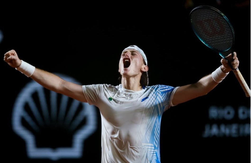 IGNACIO BUSE 🇵🇪 CONSIGUE EL TRIUNFO MÁS IMPORTANTE DE SU CARRERA 🔥 superó 2-1 (6-3/2-6/6-3) al #57 del mundo, Matteo Berrettini 🇮🇹 y se convierte en el único peruano en la historia en avanzar a semifinales de un ATP 500. ¡HISTÓRICO, NACHO! 💪✨️🇵🇪
