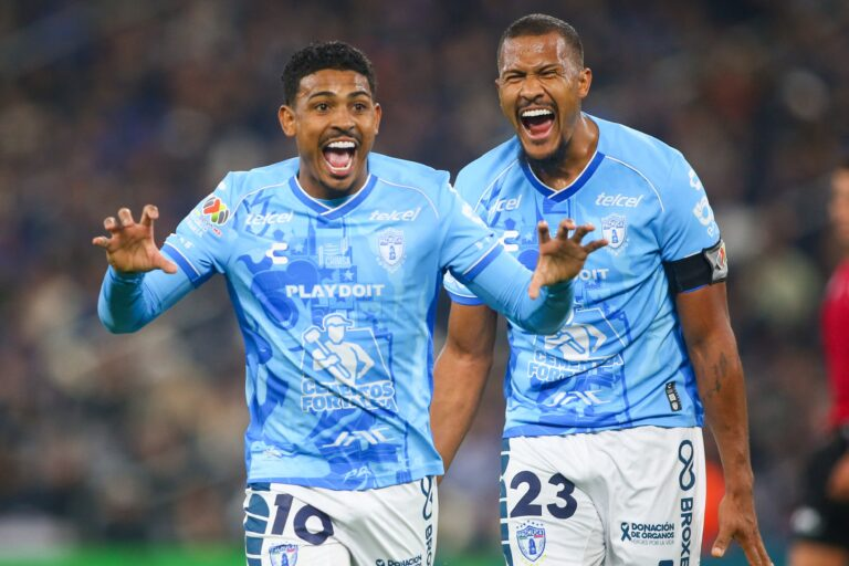 ¡Goool de Walter Silvani! 

Digo, ¡de Kennedy!

Pachuca le da la vuelta a Tigres UANL y ya les gana 1-2 en el volcán

Dan 5 de compensación; le expulsaron a uno a los auriazules desde el '50.