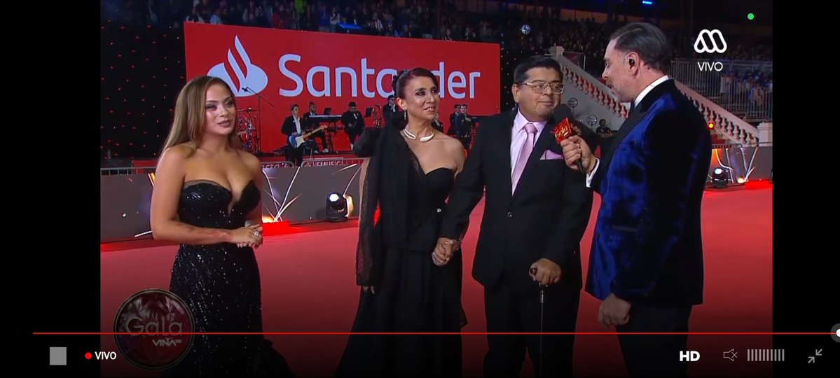 Este señor, junto con su ex partner hace 30 años Marcó un antes y un despues en la historia del humor, no solo en viña, sino en Chile... y aunque hoy ya no estan juntos, ambos debieron estar hoy recibiendo el reconocimiento del público 
#GalaViña2026