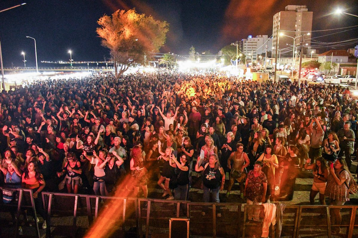 Gus_Sastre's tweet photo. Impresionante marco para vivir una nueva noche de “Disco Bajo las Estrellas”. Excelente actuación de todos los DJ’s, y amigos, que se lucieron arriba del escenario.

Y gracias a los vecinos y a los que se encuentran de visita, por el respeto y el orden en cada evento de los que nos está tocando atravesar en esta etapa final de la temporada de verano!

#HacemosMadryn #Chubut
