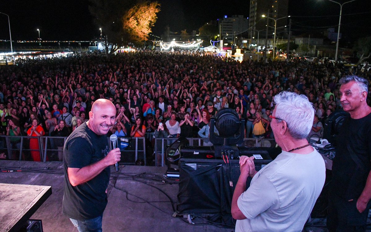 Gus_Sastre's tweet photo. Impresionante marco para vivir una nueva noche de “Disco Bajo las Estrellas”. Excelente actuación de todos los DJ’s, y amigos, que se lucieron arriba del escenario.

Y gracias a los vecinos y a los que se encuentran de visita, por el respeto y el orden en cada evento de los que nos está tocando atravesar en esta etapa final de la temporada de verano!

#HacemosMadryn #Chubut