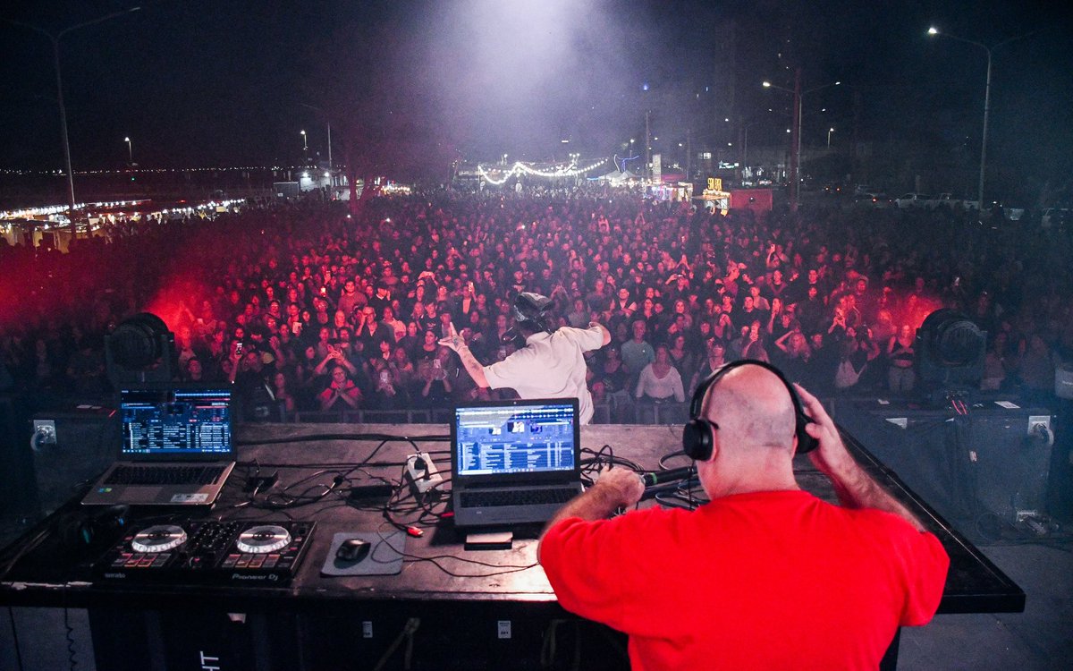 Gus_Sastre's tweet photo. Impresionante marco para vivir una nueva noche de “Disco Bajo las Estrellas”. Excelente actuación de todos los DJ’s, y amigos, que se lucieron arriba del escenario.

Y gracias a los vecinos y a los que se encuentran de visita, por el respeto y el orden en cada evento de los que nos está tocando atravesar en esta etapa final de la temporada de verano!

#HacemosMadryn #Chubut