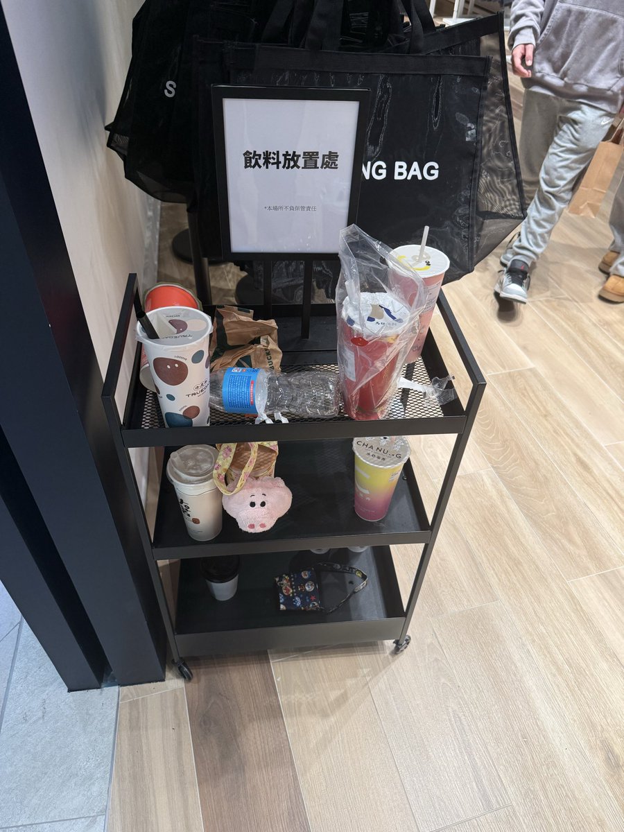 Toppy010260's tweet photo. ドリンク文化が盛んな台湾、
ドリンク片手に買い物をしたりする人も多いので、洋服屋などにはドリンク置き場があったりもします。 https://t.co/4afqZtBkHM
