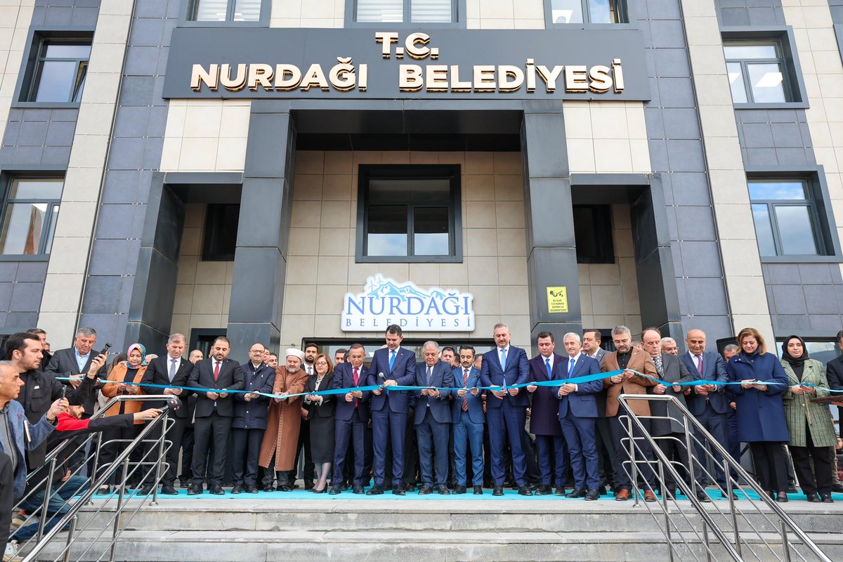 Yilmaz_feray's tweet photo. 📍 Nurdağı Belediyesi Hizmet Binası Açılışı

Çevre, Şehircilik ve İklim Değişikliği Bakanımız Sn. Murat Kurum,
AK Parti Grup Başkanvekilimiz Abdulhamit Gül, Büyükşehir Belediye Başkanımız Fatma Şahin ve protokolümüzün katılımlarıyla; kıymetli hemşehrilerimizle birlikte Nurdağı Belediyesi Yeni Hizmet Binası kurdela kesim törenini gerçekleştirdik.

Depremin yaralarını sarmaya, şehirlerimizi daha güçlü ve dirençli hale getirmeye kararlılıkla devam ediyoruz🇹🇷

@murat_kurum
@abdulhamitgul
@FatmaSahin
@YILDIRIRMehmet 
@nurdagibel