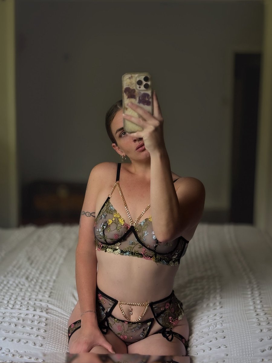 montanafaee's tweet photo. Can I be yours and show you things…? 
https://t.co/PLIJlUElZ1 https://t.co/5FYfGHZpdc