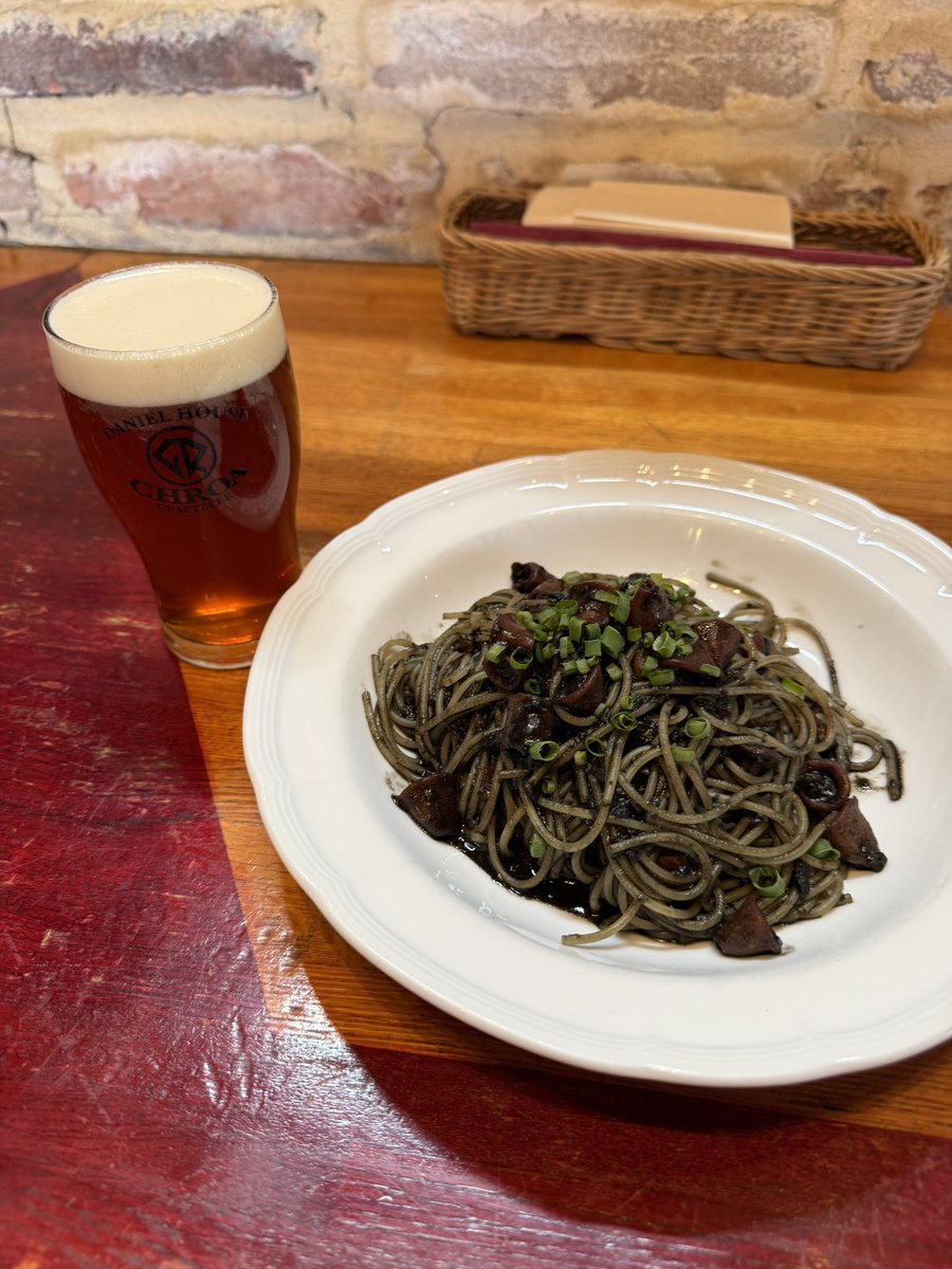 nyoRo0216's tweet photo. ランチはダニエルハウスさんへ🍝昨年末群馬きた時は予約でいっぱいで入れなかったからリベンジできた🙌大好きなイカスミパスタがあるしトラボルタとアンブレラも飲めて幸🍻(こちらの2つはオフアリでも飲めます🍺)
#おでかけサンダくん
#サンダくん 
#群馬クレインサンダーズ
#アルバルクビール部 https://t.co/WpYdFId2DE