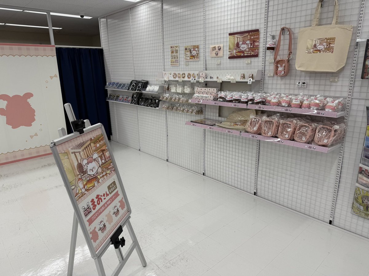 maoppai's tweet photo. アニメイト池袋本店6Fにめっちゃデカい特設コーナー作ってもらってて草　すごい
メッセージボードあるから良かったら気軽に書いていってね😊(もう既に書いてあった、どうやって見つけた) https://t.co/wHnRVPQaoB