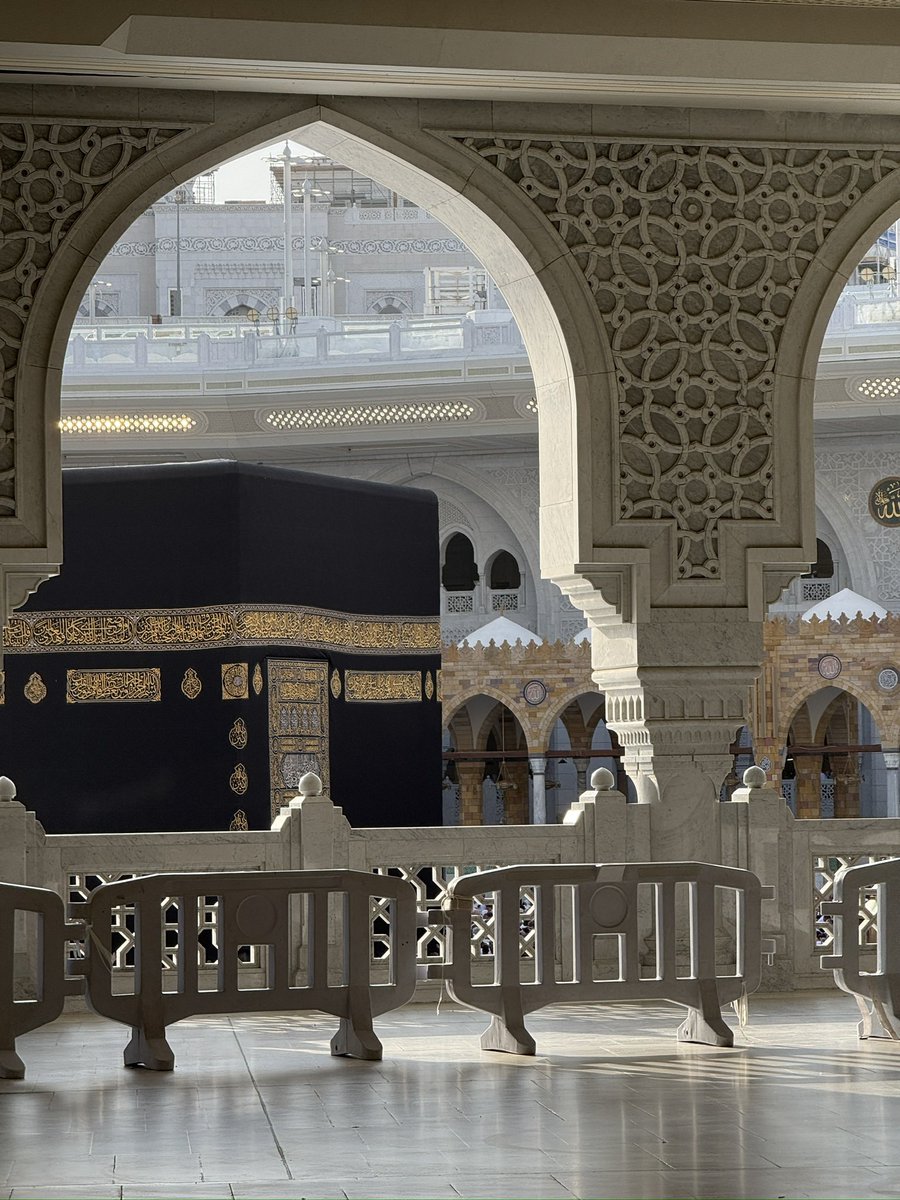 mona54089's tweet photo. فاضَ الحنينُ .. فماذا يفعلُ الدَّنِفُ؟!  
يا كعبةَ اللهِ .. إنِّي مَسَّني التَّلَفُ !  
يا كعبةَ اللهِ .. هذا النأيُ أوجَعَنا  
إنّي بشوقي إلى لبَّيكَ .. أعترِفُ 💔 https://t.co/HK4lZkuPsV