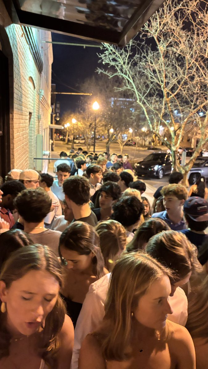 handybjs's tweet photo. Love waiting an hour in line for a mid ass bar #uofsc https://t.co/P5oygxiuBP