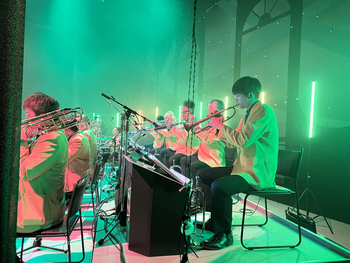tetsuwhat's tweet photo. 🌏🎷♫

『ASKA CONCERT 2026 昭和が見ていたクリスマス!?』東京国際フォーラムA、グランキューブ大阪、笑顔と感動の4日間ありがとうございました。

ASKAさん、岩崎宏美さん、藤野浩一さん、Newherdで記念撮影

こちらに弦楽器、コーラス、ピアノの澤近泰輔さんが加わりゴージャスなステージでした♫ https://t.co/1pjlh1h1RZ
