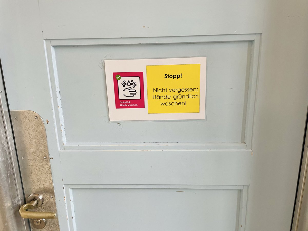 İsviçre’de bir okul tuvaletinin koridora açılan kapısı. “Dur, ellerini iyice yıkamayı unutma.” yazıyor. 
Basit gelebilir ancak görselle desteklenmiş. Türkiye’de okullarda resimleme olayı çok çok az. 
Öğrenciler için görsellik önemli.    <a href="/tcmeb/">Millî Eğitim Bakanlığı</a>