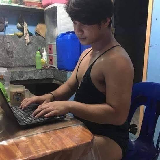 jeongsbtch's tweet photo. mga baklang naglalaptop https://t.co/QDWTlPPVql
