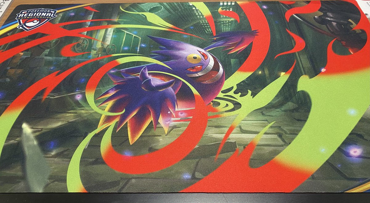 先日のシティ優勝祝いでメガゲンガーのプレイマットもらった🥳