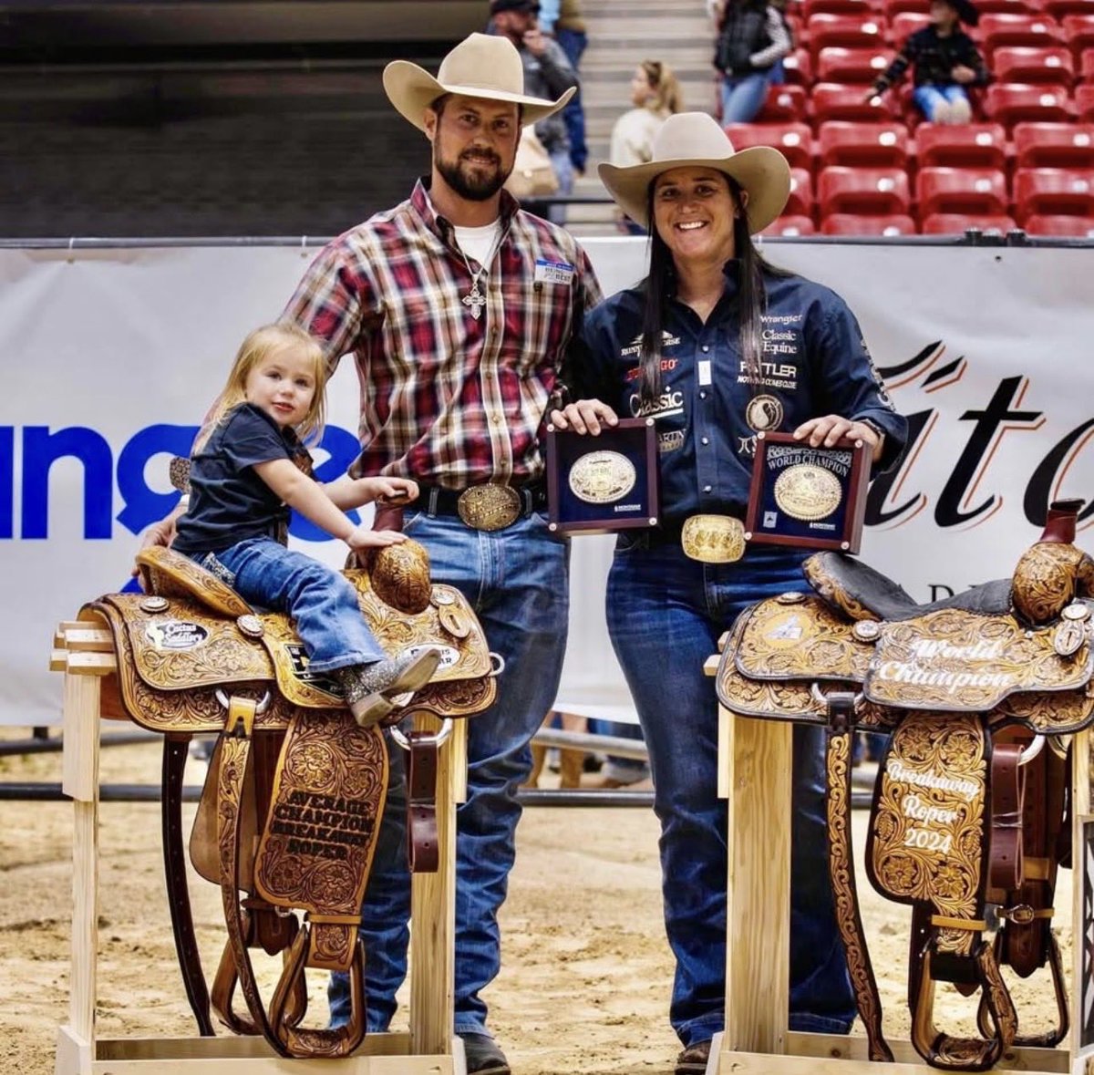ShaneyBoyzz's tweet image. It’s been a very sad 24 hours in the rodeo world. Oaklynn Rae Domer, 3 years old, has left this world way to soon 😢😢
Her mother, Kelsie, had her on her hip while leading 2 horses, one of the horses had a heart attack and fell on Kelsie and Oaklynn. Something hit just right on