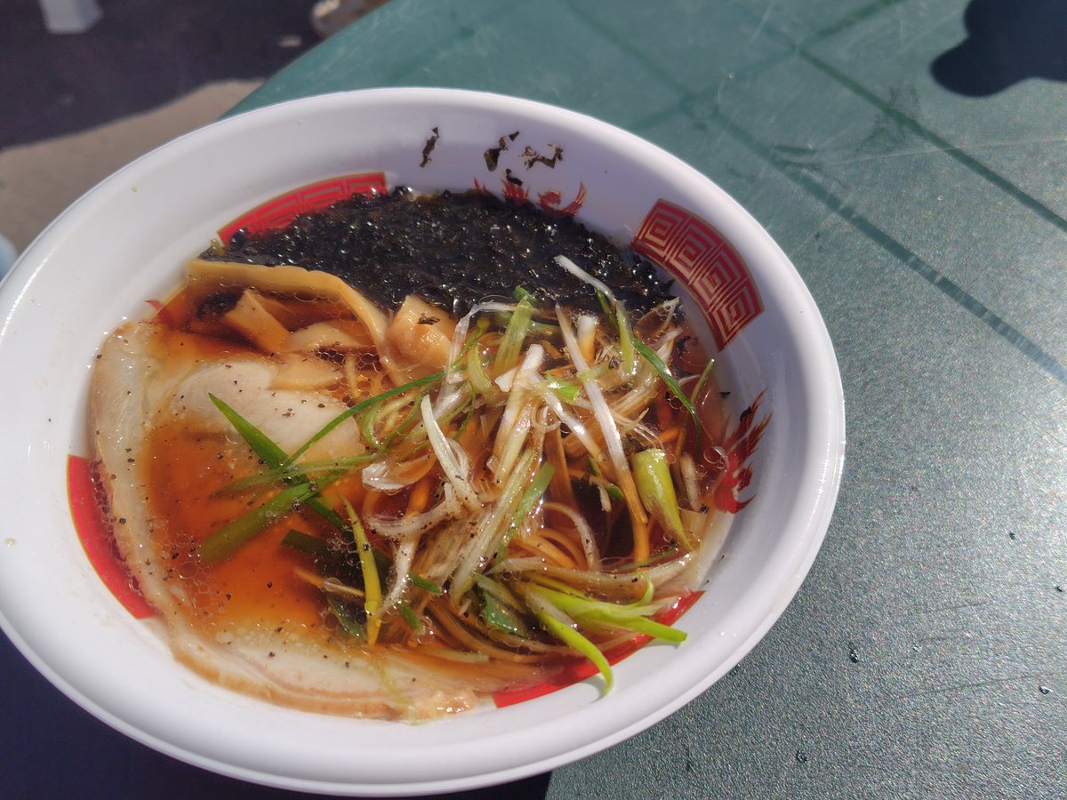 2杯目は隣の宿敵I川県K沢の醤油を。あっさりとした甘口の醤油で麺は細