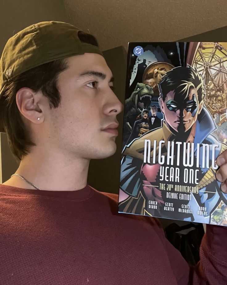 HudsonwilliamMX's tweet photo. "James, creo que deberías considerar seriamente a Hudson cuando hagas el casting de Dick Grayson (Nightwing) para el nuevo universo cinematográfico de DC." —Scott Beatty, coguionista de Nightwing.

El autor, novelista gráfico y coguionista Scott Beatty subió a threads un enlace a un blog en donde habla de Hudson Williams como Nightwing. "Mis alumnos de escritura creativa creen que esto es bastante genial, y ¿quién soy yo para llevarles la contraria?"

Traducción del Blog:
Así que… acabo de enterarme de que el actor Hudson Williams, quien está disfrutando de bastante atención estos días gracias a su papel en la serie de romance deportivo canadiense de HBOMax Heated Rivalry… también es un gran fan de Nightwing, el antiguo compañero infantil convertido en superestrella de DC Comics… y se lo hizo saber al copresidente de DC Studios, James Gunn, en una publicación de Instagram en la que Williams sostenía una copia de NIGHTWING: YEAR ONE, ¡que yo coescribí!
James, creo que deberías considerar seriamente a Hudson cuando hagas el casting de Dick Grayson para el nuevo universo cinematográfico de DC.
Y yo estaría más que de acuerdo si adaptaras Nightwing: Year One como el debut cinematográfico del antiguo Boy Wonder.
¡Gracias por la mención en Instagram, Hudson!

🔗 Enlace para interactuar con el thread: 
https://t.co/BgYKQPg9Yk