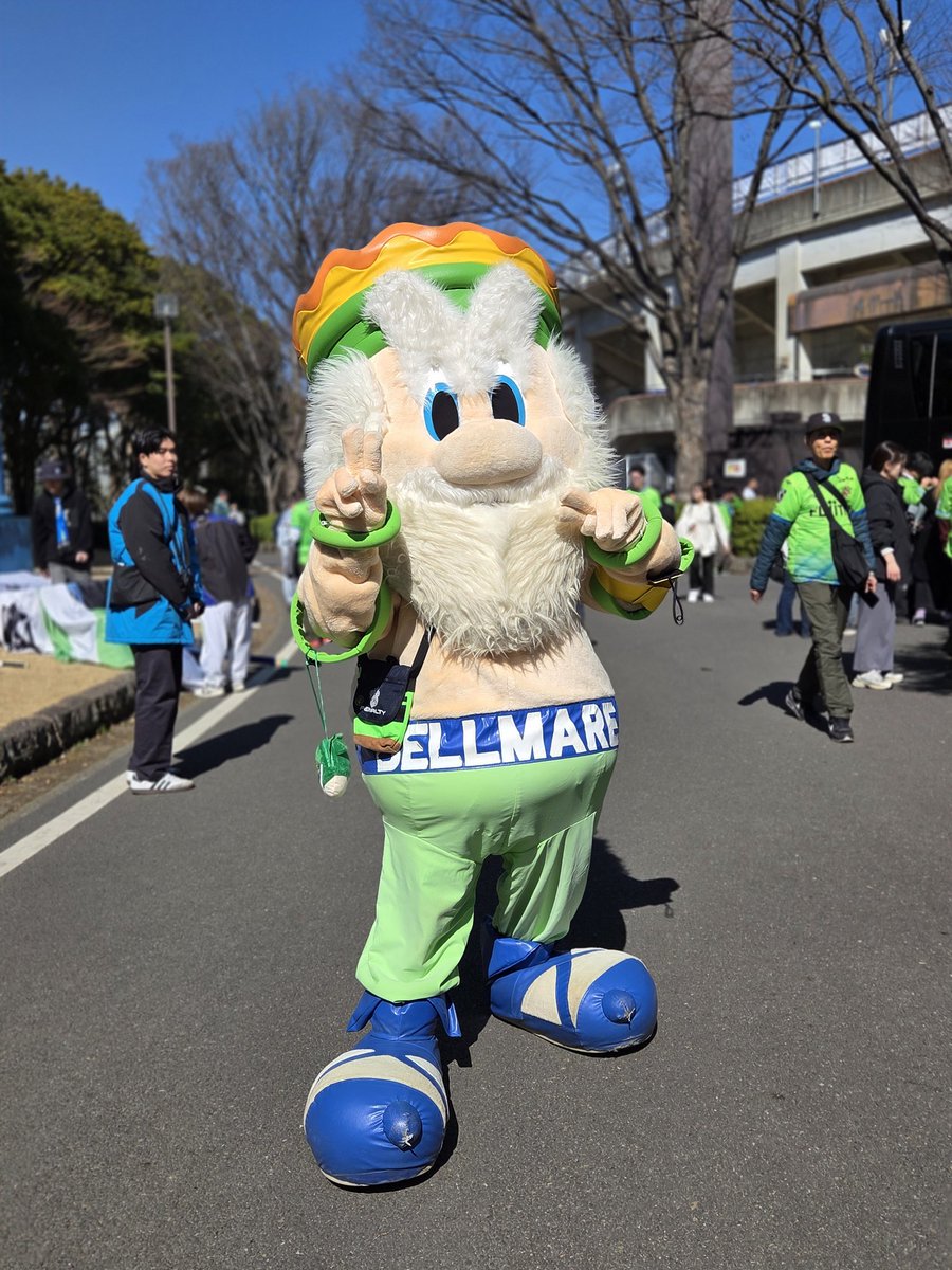 miraclenatu's tweet photo. 平塚暖かい。桜🌸咲いてる。
キングベル、ヴァン太持ってる😊
#ヴァンラーレ八戸
#遠征ラーレ
#八戸サポ湘南遠征 https://t.co/tS9UesuxQB