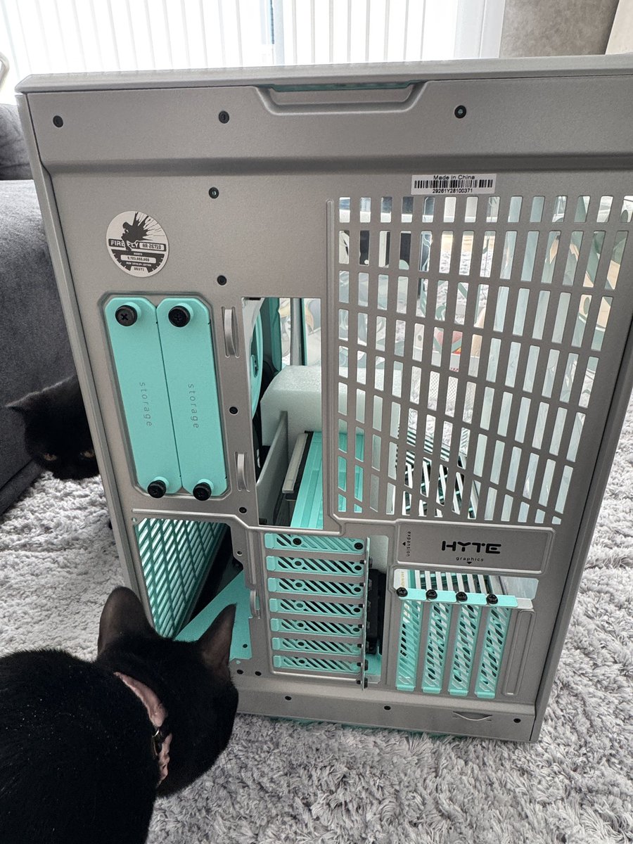 pn_ny0's tweet photo. 箱の向き横にしたら余裕で取り出せた❣️❣️
ホタルかわいい〜〜〜😍😍😍透明感のあるPCケースで、サイコ〜〜🥰🥰🥰🥰🥰 https://t.co/TcWwPnzw4O