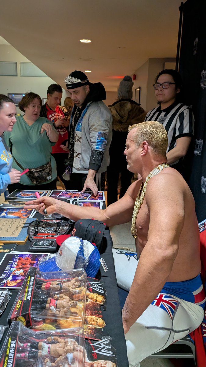 ghostofquinones's tweet photo. Teddy showed up at intermission to a show he isn't booked on and commandeered Harry's table to sell $5 photos with his cat. 🙏 https://t.co/FK452hMTO4