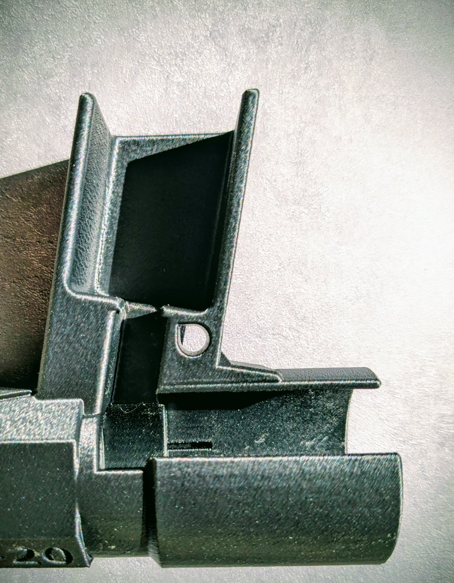 MSS-20用ボルトケース「BOLT VAULT」を販売します。
自宅での保管や運搬時に安心して使えるケースを目指して製作しました。

ボルトを挿し込んで降ろすだけで簡単に固定出来ます。
振り回してもガタつかず、不意に抜ける事はありません。
腰に吊り下げれば片手で抜き差し出来ます。

・機能