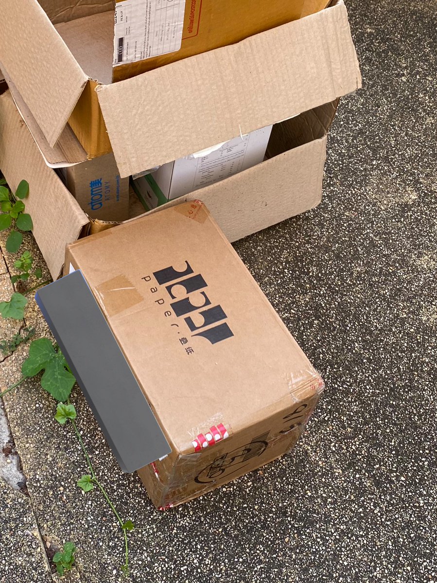 เกือบไปละ มะเช้า หันไปเห้นพอดี ทะไมพี่มาส่งไว้ตรงนี้ เดี๋ยวก้ไปกับรถขยะหรอก 😭😭😭😭😭😭 เก่บเข้าบ้านแระ เดี๋ยวกลับบ้านไปเปิด หิหิหิหิ